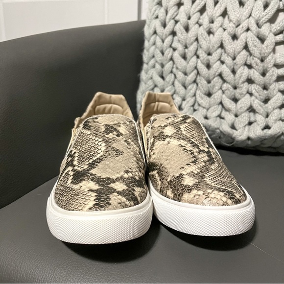 BRAND NEW Steve Madden Natural Snake Slip-On Sneakers - Picture 4 of 6
